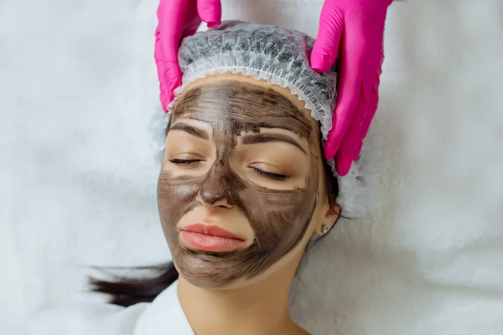 Kosmetické studio Luci Pukluš - Moravany - Permanentní Make Up, Lifting, Epilace, Peeling, řasy, obočí a další kosmetické služby - close-up-of-carbon-peeling-procedure-for-middle-aged-woman-face-laser-pulses-clean-skin-process-of.webp