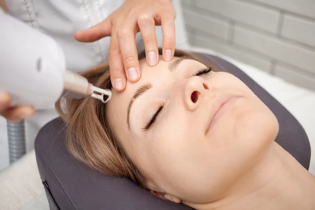 Kosmetické studio Luci Pukluš - Moravany - Permanentní Make Up, Lifting, Epilace, Peeling, řasy, obočí a další kosmetické služby - cosmetologist-removes-permanent-makeup-eyebrow-tattooing-with-laser-.webp