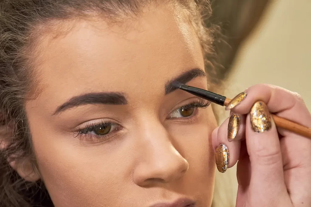 Kosmetické studio Luci Pukluš - Moravany - Permanentní Make Up, Lifting, Epilace, Peeling, řasy, obočí a další kosmetické služby - hand-using-brow-brush.webp